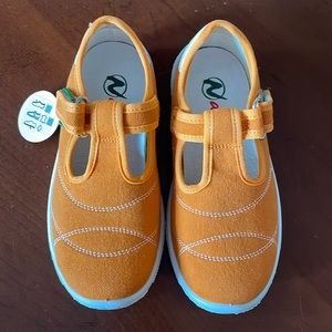 NEW Kids Naturino Mary Jane Shoes Size 10.5